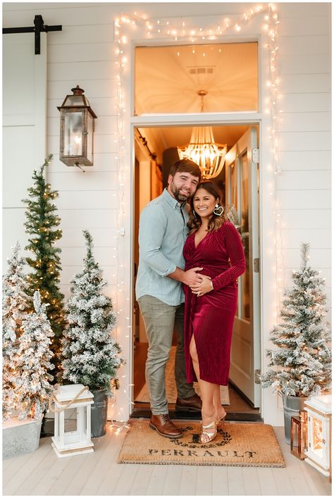 Christmas Card Maternity Pictures, Maternity Christmas Party Dress, Christmas Pregnancy Outfit, Christmas Maternity Photoshoot, Pregnancy Christmas Card, Maternity Christmas Pictures, Christmas Maternity Outfits, Christmas Pregnancy Photos, Winter Pregnancy Announcement