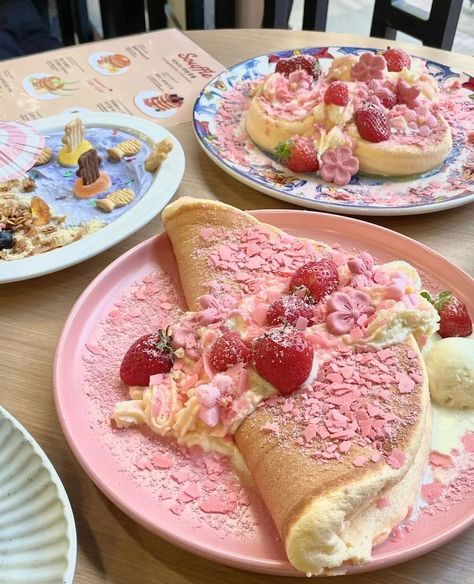 Cute Pastry Aesthetic, Pink Desserts Aesthetic, Pink Aesthetic Food, Pink Strawberry Aesthetic, Souffle Dessert, Aesthetic Food Pics, Aesthetic Cafe Food, Aesthetic Pancakes, Pink Pastry