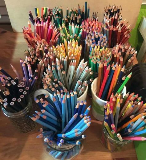 Pencils Pencil Drawing Beginner, Dream Art Room, Kneaded Eraser, Art Studio Space, Art Studio Organization, Art Studio Room, Art Studio Design, Art Corner, Artist Aesthetic