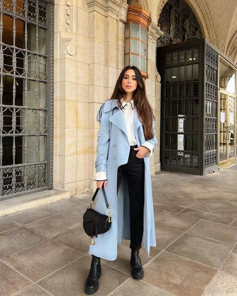 Blue Coat Outfit, Sky Blue Outfit, Light Blue Coat, Ootd Chic, Capsule Wardrobe Women, Ny Outfits, Spun Sugar, Outfits Con Jeans, Look Office