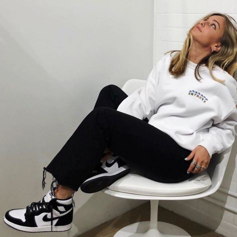 Jordan Outfits Womens, Sepatu Air Jordan, Jordan Outfit Women, Air Jordan Outfit, Air Jordan 1 Outfit, Jordan Outfit, Digital Closet, Jordan Outfits, Air Jordan 1 Retro High Og