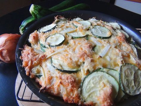 Zucchini Onion Pie, Onion Pie, Vegetarian Main Dishes, Vegetarian Entrees, Crumble Recipe, Easy Casserole, Cooked Vegetables, How To Dry Oregano, Main Dish