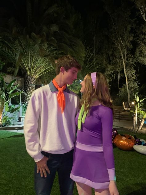 Fred And Daphne Costume, Unique Halloween Costumes For Couples, Easy Couples Costumes, Daphne Costume, Cute Couples Costumes, Costumes For Couples, Famous Duos, Matching Halloween Costumes, Halloween Coustumes