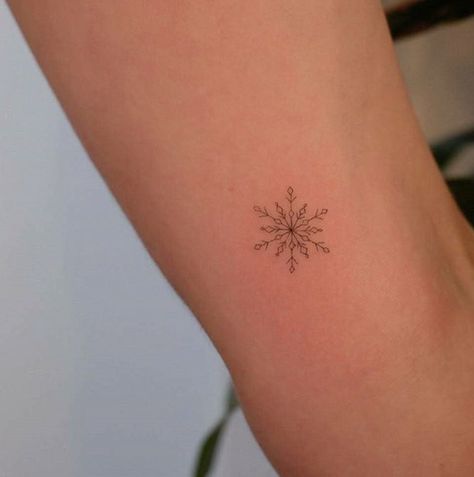 CafeMom.com : Fine Point Snowflake : 20 Tattoos For Anyone Obsessed With Winter -- Like snowflakes, tattoos come in all shapes and sizes, and each one is slightly different. Tattoos can be big and bold, or they can be tiny and minimalist like the design here. Small Snowflake Tattoo, Tattoo Ideas For Females, Snowflake Tattoo, Winter Tattoo, Snow Tattoo, Snow Flake Tattoo, Love Winter, Tat Ideas, Friend Tattoos