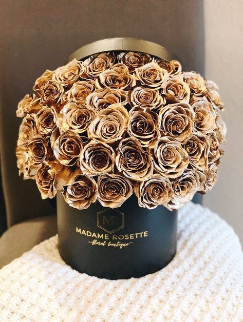 Golden Roses, Luxury Flower Bouquets, Flower Arrangement Designs, Boquette Flowers, Wallpaper Iphone Neon, Golden Birthday, Beautiful Bouquet Of Flowers, Fresh Cut Flowers, Luxury Flowers