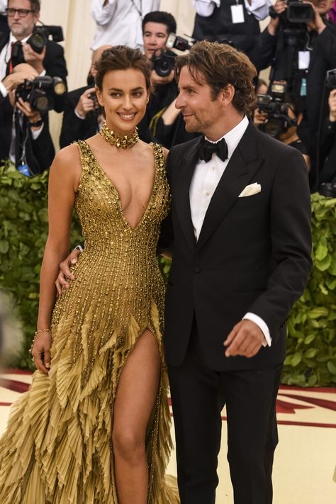 Irina Shayk and Bradley Cooper Met Gala 2018 Best Met Gala Looks, Romantic Wedding Dress, Met Gala Dresses, Prom Inspiration, Vintage Inspired Wedding Dresses, Catwalk Models, Fairy Tale Wedding Dress, Romee Strijd, Claudia Schiffer