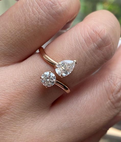 Floating Diamond Ring Engagement, Diamond City, Zierlicher Ring, Round Cut Engagement Rings, Moissanite Wedding Rings, Yellow Gold Engagement Rings, Stone Engagement Rings, Ring Dainty, Unique Engagement