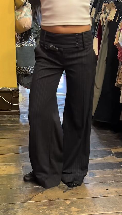 Casual Dinner Outfit Aesthetic, Cool Trousers Women, Cropped Cardigan Outfit 90s, Fittings Aesthetic, Dressing Pants Outfits, Flowy Trousers Outfit, Dress With Pants Outfit, Pin Stripe Pants Outfit, Straight Pants Outfit