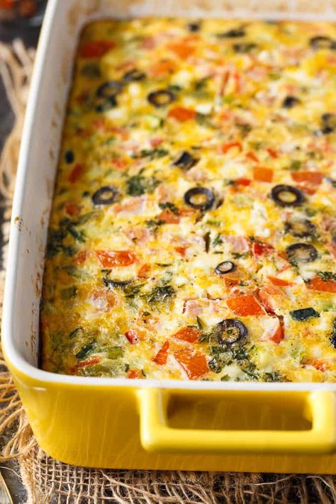 Medeteranian Breakfast Ideas, Medeteranian Recipes Breakfast, Mediterranean Breakfast Casserole, Meditarian Diet Recipes, Mediterranean Breakfast Ideas, Mediterranean Brunch, Christmas Brunch Party, Brunch Decorations, Brunch Bake