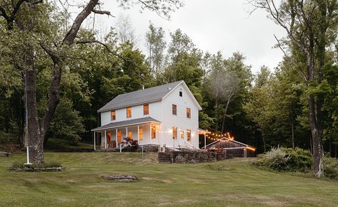 Modern Catskills Farmhouse in Upstate New York, United States | Holiday homes Modern Country Home, Inspiring Outdoor Spaces, Colonial Exterior, Catskill Mountains, New York Homes, Upstate Ny, Upstate New York, Sims 4 Houses, New Property