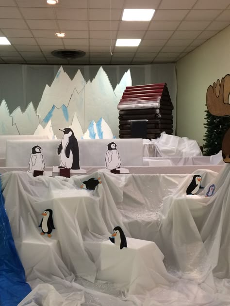 Penguin Trunk Or Treat, Diy Igloo Outdoor, Antarctica Classroom Decorations, Artic Vbs Decor, Arctic Decorations Classroom, Diy Igloo Indoor, Arctic Decorations, Igloo Craft, Artic Animal Diarama