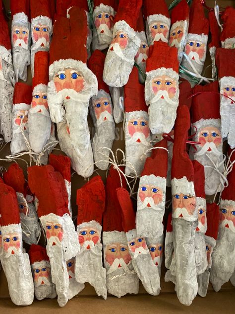 Santa Faces To Paint On Wood, Painted Santa Faces, Driftwood Santas, Driftwood Christmas Decorations, Driftwood Santa, Christmas Shells, Primitive Christmas Crafts, Santa Faces, Driftwood Art Diy