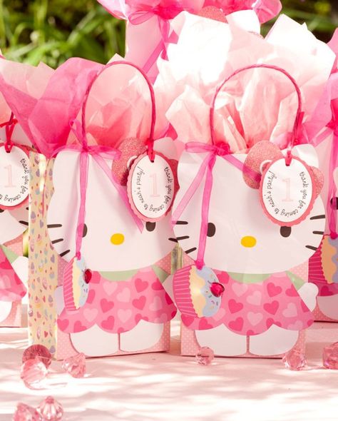 Hello kitty party favors Hello Kitty Gift Bags, Hello Kitty Party Favors, Hello Kitty Baby Shower, Hello Kitty Birthday Theme, Lila Party, Hello Kitty Theme Party, Kitty Birthday Party, Anniversaire Diy, Hello Kitty Birthday Party