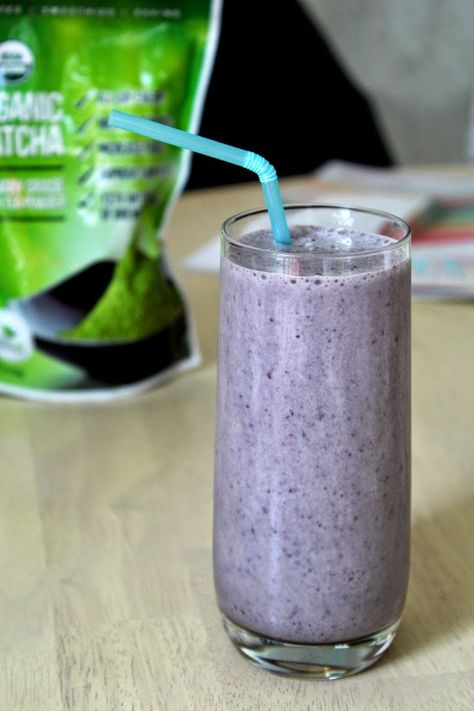 Blueberry Matcha Protein Smoothie Recipe – EATING with Kirby Matcha Blueberry, Blueberry Matcha, Booster Juice, Vanilla Frozen Yogurt, Smoothie Maker, Homemade Crunchwrap Supreme, Matcha Smoothie, Protein Smoothie Recipes, Smoothie Makers