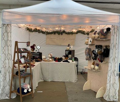 Craft Show Tent Decor, Indoor Market Set Up Ideas, Pop Up Tent Boutique Ideas, Market Canopy Display, Modern Farmers Market Display, Market Stall Decoration Ideas, Flee Market Stall Ideas, Craft Fair Checkout Station, Aesthetic Booth Design