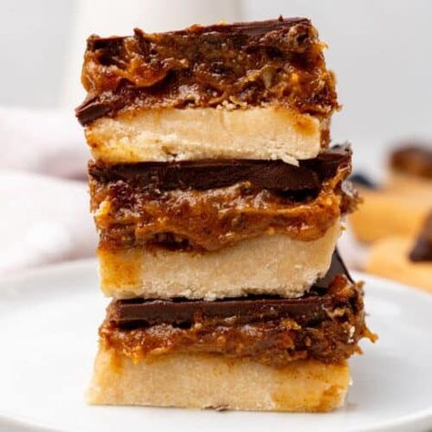 Healthy Millionaire Shortbread (Vegan + Gluten-free) - One Wholesome Life Vegan Christmas Cookies Recipes, Healthy Protein Desserts, Millionaire Shortbread Recipe, Healthy Christmas Snacks, Healthy Christmas Treats, Christmas Cookies Recipes, Favorite Holiday Desserts, Vegan Christmas Cookies, Xmas Desserts