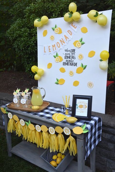 Juice Decoration Ideas, Lemon Party Theme, Lemonade Party Decorations, Lemonade Poster, Lemonade Stand Birthday, Valentines Tea Party, Stall Decorations, Diy Lemonade, Lemonade Bar