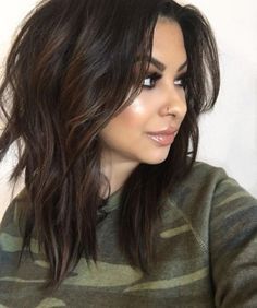 Medium Length Hair in Layers that Will Inspire Your New Haircut Curlie Hairstyles, Haircut Glasses, Haircut Bangs, Haircut Layered, Ouai Hair, Hairstyles Layered, Rambut Brunette, Hair Layered, Haircut Wavy