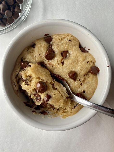 60 SECOND VEGAN MUG COOKIE! - BLKANDVEGAN Vegan Cookie In A Mug, Vegan Mug Desserts, Mug Cookie Recipes, Chocolate Chip Mug Cookie, Vegan Mug Cakes, Mug Cookie, Vegan Chocolate Cookies, Dairy Free Treats, I'm Fat