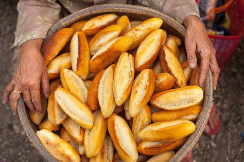 Secrets to Making Light and Crisp Vietnamese Baguette Vietnamese Bread Recipe, Banh Mi Bread Recipe, Vietnamese Baguette Recipe, Banh Mi Recipe, Vietnamese Sandwich, Baguette Recipe, Vietnam Food, Bread Shaping, Vietnamese Cuisine