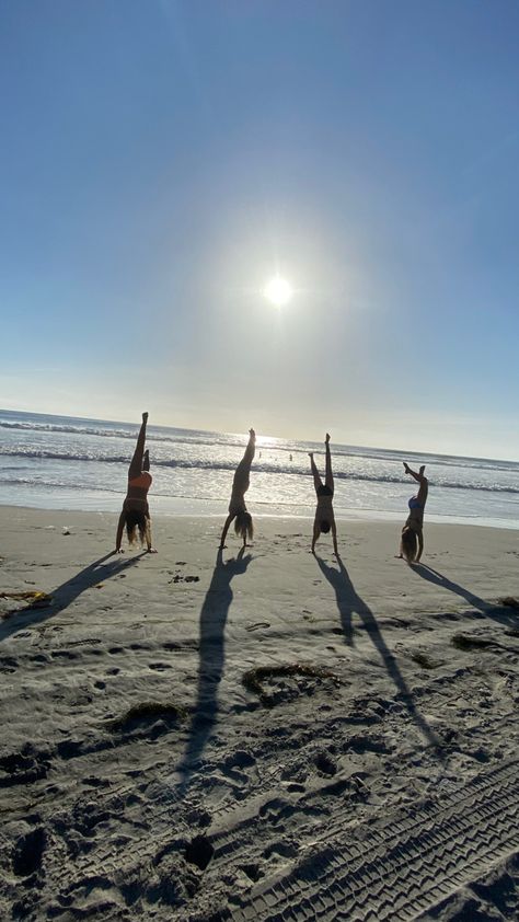 Handstand Beach Picture, Handstands On The Beach, Handstand On Beach, Obx Summer, Recreate Photos, Senior Week, Friend Ideas, Beach Week, Running Friends