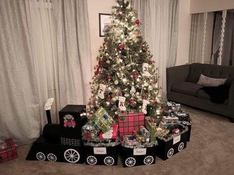 The gift train 🎁🎄 Christmas Train For Gifts, Christmas Train For Presents, Christmas Gift Train Diy, Gift Train Christmas, Train Christmas Presents, Train Gift Wrapping Ideas, Train Wrapping Ideas, Diy Christmas Present Train, Christmas Train Gift Boxes