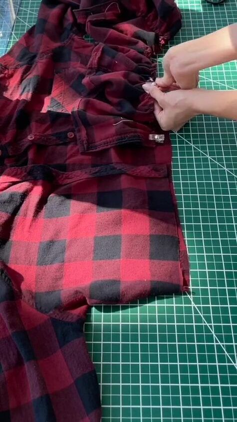 Flannel shirts aren’t exactly stylish. Here’s a neat flannel shirt upcycle you won’t have seen before. It’s quick and easy to do as well. Flannel Shirt Upcycle, Flannel Shirt Ideas, Recycled Clothes Diy, Flannel Shirt Refashion, Shirt Upcycle, Shirt Makeover, Christmas Flannel, Upcycle Shirt, Dress Alterations