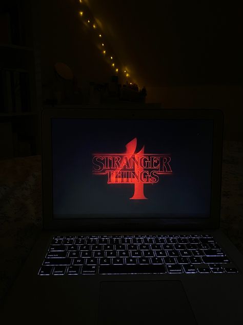 Watching Stranger Things On Laptop, Watching Stranger Things Aesthetic, Watching Stranger Things, Streaks Snapchat, Screen Laptop, Snapchat Ideas, Watch Stranger Things, Teen Movies, Command And Control