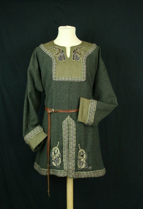 Viking Dresses, Dnd Cosplay, Persona Ideas, Nordic Clothing, Norse Clothing, Mens Garb, Medieval Tunic, Costume Viking, Viking Tunic