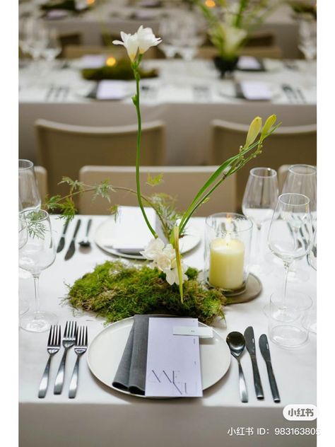 Green Moss Wedding Decor, Moss Tablescape Wedding, Statement Florals Wedding, Low Tablescapes, Moss Wedding Table Decor, Urban Garden Wedding, Mossy Centerpieces, Gallery Wedding Decor, Moss Wedding Centerpiece