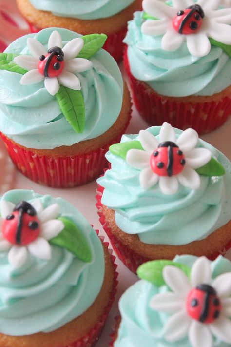 Ladybug Cupcakes Easy, Lady Bird Cupcakes, Bug Themed Cupcakes, Ladybug Cupcake Cake, Cute Cupcake Decorating Ideas Easy, Decorated Mini Cupcakes, Cupcake Decorating Ideas Aesthetic, Spring Cupcakes Ideas, Ladybug Cupcakes Ideas