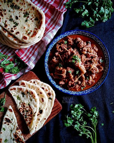 Shinwari Mutton Karahi is an easy to prepare tomato based Mutton curry.This is a mild spiced Pakistani recipe prepared with a very few ingredients. It's a kid friendly recipe due to it's low spiceness. Serve this delicious dish with Naan, Afghani Roti or Chapati. Lamb Karahi, Mutton Karahi, Mutton Recipe, Karahi Recipe, Restaurant Style Recipes, Mutton Curry, Mutton Recipes, Pakistani Food, Chapati