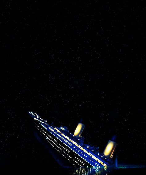 Cinemagraphs - The Sinking of the RMS Titanic http://knowyourmeme.com/photos/286015-cinemagraphs Titanic Aesthetic, Titanic Party, Titanic Sinking, Titanic History, Titanic Ship, Titanic 1997, Jack Rose, Jack Dawson, Titanic Movie