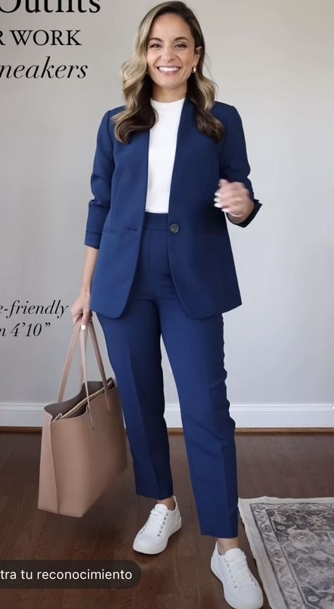 Women Blazer Outfit Casual, Dark Blue Blazer Outfits For Women, Blazer Outfits For Women Casual, Blue Blazer Outfits For Women, Dress Pro, Suits And Sneakers, Chaleco Casual, Outfit Blazer, Blazer Outfits Casual