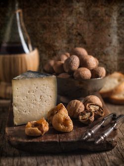 Antipasto toscano....pecorino, fichi secchi, noci e vino rosso. Pecorino Cheese, Dried Figs, Wine Cheese, Beautiful Food, Food Styling, Chutney, Food Photo, Wine Recipes, Italian Recipes