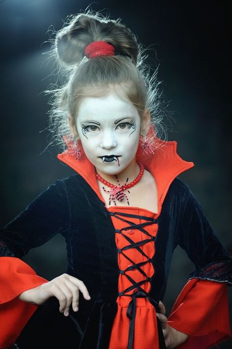 Vampire Girl Makeup Kids, Vampire Face Paint For Kids, Kids Vampire Face Paint, Girl Vampire Makeup, Maquillaje Halloween Infantil, Kids Vampire Makeup, Halloween Face Paint Scary, Vampire Face Paint, Dracula Makeup