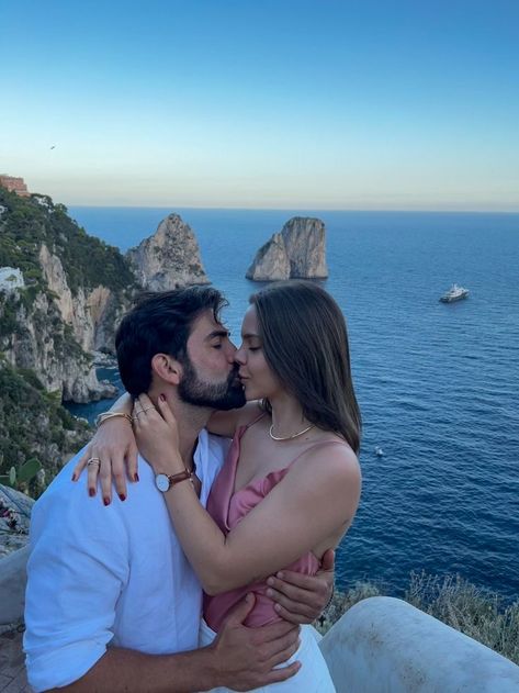 Couples; Love; Casal; Amor; Kiss; photography Couple Vacation Pictures Selfie, Capri Proposal, Portugal Photoshoot, Capri Aesthetic, Bali Photoshoot, Couples Holiday, Romantic Couple Kissing, Mode Editorials, Romantic Couples Photography