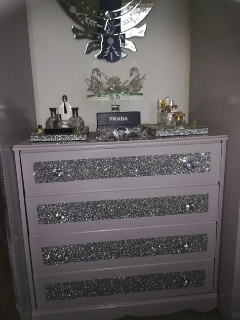 Grey Glitter Wall Paint Bedroom, Glitter Furniture Diy, Glitter Paint Bedroom, Glitter Room Decor, Diy Mirrored Furniture, Glitter Furniture, Whimsical Crafts, Glitter Paint For Walls, Spray Paint Furniture