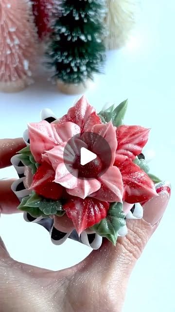 Nanvah Nina Michael on Instagram: "Step by step poinsettia piping. Pink over red poinsettias any day! Don’t you agree?💖
I just love Christmas flowers 

I’m using a medium leaf tip 353

#poinsettia #christmasflowers #flowercupcakes #sophiamyacupcakes #buttercreamflowers #pinkcupcakes #christmasdecorating #christmascupcakes" Flower Cupcakes, Pink Cupcakes, Buttercream Flowers, Christmas Cupcakes, Love Christmas, Christmas Flowers, Poinsettia, Just Love, Piping