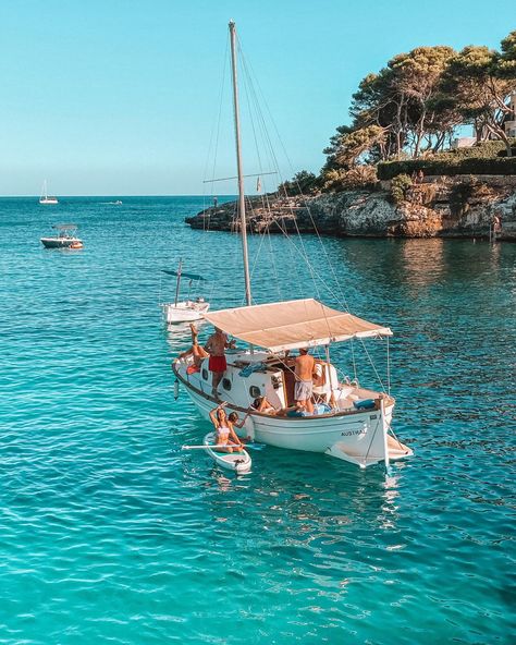 #boat #sailboat #sailing #aesthetic #sea #mallorca #blue #nature #beautifuldestinations #travel #travelphotography #traveling #seaside #blueaesthetic #bluewater #paradiseonearth Mallorca Boat Trip, Surfer Collage, Sailing Mediterranean, Sailing Aesthetic, 7 Sisters, Aesthetic Sea, Boat Life, Blue Nature, Boat Party