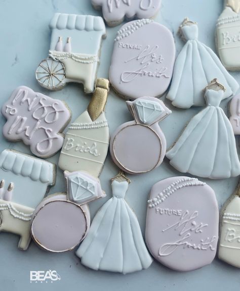 Pearls & Prosecco 🍾🥂for this beautiful bride to be 👰🏻‍♀️ Loving this soft color palette 🤍 #galletasdecoradas #cookies #sugarcookies #glaseadoreal #cookieart #cookier #cookiesofinstagram Pearl Cookies Decorated, Pearls And Prosecco Cookies, Pastel Wedding Cookies, Bride Cookies Royal Icing, Custom Wedding Cookies Pink, Cookie Art, Soft Colors, Beautiful Bride, Cake Cookies