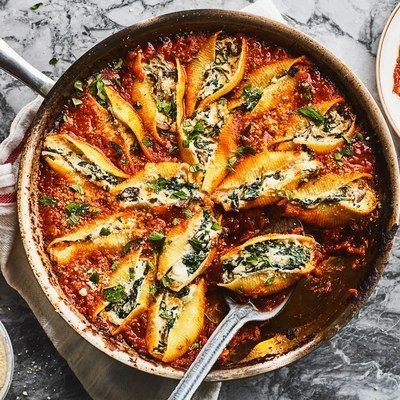 Vegetarian Skillet, Vegetarian Dinner Party, Dinner Party Mains, Spinach Stuffed Shells, Resep Pasta, Vegetarian Main Course, Stuffed Shells Recipe, Vegetarian Pasta, Tasty Vegetarian Recipes