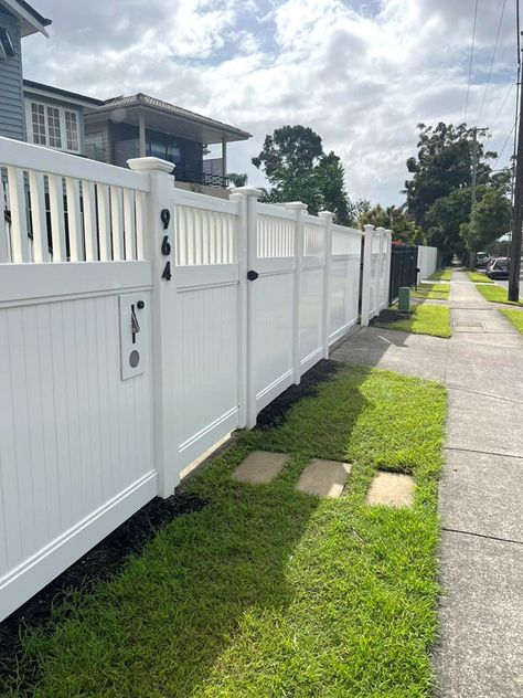 Specialising in Modern PVC Fence Panels - PVC Fencing Warehouse Fenced In Front Yard, Pvc Gate, Picket Fence Garden, Palisade Fence, Hamptons Farmhouse, Driveway Fence, Pvc Fence, Fence Gate Design, Front Fence