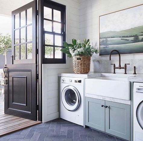 Dream Laundry Room, Mudroom Laundry Room, Greenhouse Interiors, Farmhouse Laundry, Farmhouse Laundry Room, Laundry Room Inspiration, Laundry Room Cabinets, Casa Vintage, Small Laundry Room