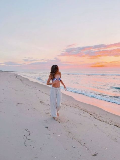 Cute Sunrise Beach Pictures, Picture Poses For Beach, Beach Pictures One Person, Cute Beach Sunset Pictures, Sunrise Insta Pics, Sunset Beach Pictures Instagram, Beachy Insta Pics, Florida Inspo Pics, Cute Pics To Take