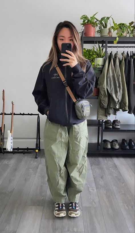 🧥: Arc’teryx 👖: Needles.jp 👟: Salomon 🎒: Arc’teryx Cold Hiking Outfit, Sportwear Outfit, Minimal Shirt Design, Manish Fashion, Techwear Fashion, Winter Pants Outfit, Melbourne Fashion, Swag Style, Streetwear Men Outfits