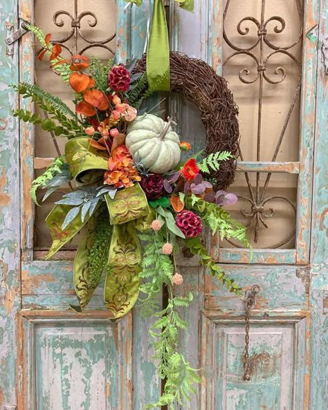 Rustic Fall Mantel Decor, Fall Door Wreaths, October Decor, Halloween Pumpkin Ideas, Elegant Fall Wreaths, Garden Lighting Ideas, Sweet September, Fall Decor Wreaths, Fall Pumpkin Crafts