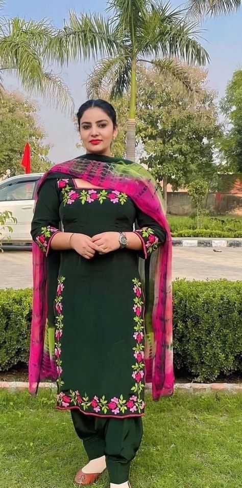 Paint Suit Design For Women, Punjabi Suits Designer, Sardar Fashion, Punjabi Suits Party Wear, Punjabi Suits Designer Boutique, Indian Wedding Lehenga, Designer Embroidery, Embroidery Store, Fancy Suit