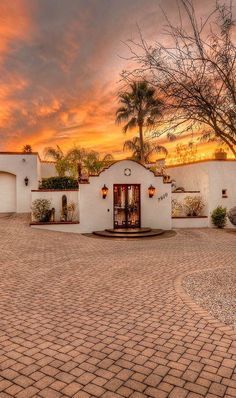 Hacienda Style Homes Outside, Spanish Courtyard Mexican Style, Spanish Style Ranch Homes Exterior, Spanish Colonial Homes Interior, Homes In Mexico Spanish Style, Mexican Style Exterior House, Spanish House Driveway, Hacienda Style Homes Modern, Spanish Courtyard Ideas Hacienda Style