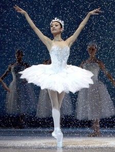 Yuan Yuan Tan as the Snow Queen in Helgi Tomasson's Nutcracker. San Francisco Ballet Nutcracker Ballet Costumes, Dance Outfits Ballet, Snow Queen Costume, Nutcracker Costumes, San Francisco Ballet, Music Box Ballerina, Dance Photography Poses, Ballet Poses, Ballerina Girl